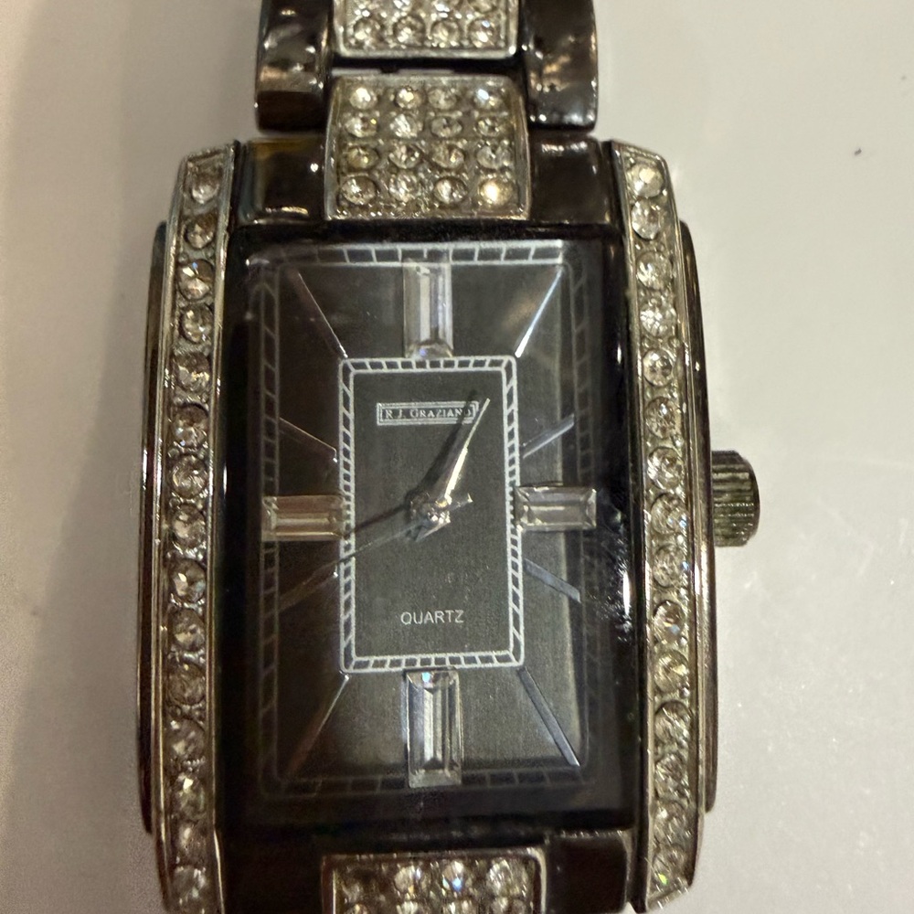 Elegant Silver-Tone Crystal Women’s Quartz Watch